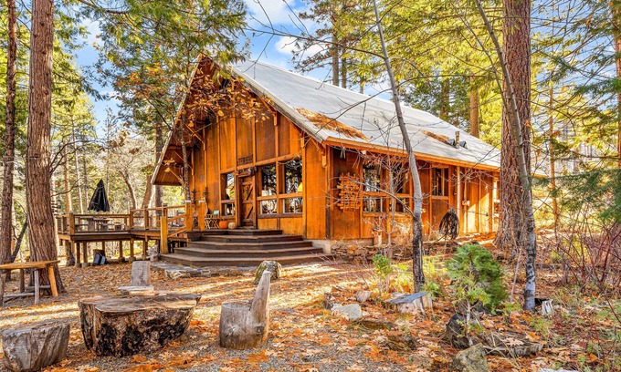 Groveland Cabin | Adventurer's retreat with a pizza oven, wood-burning fireplace, and large deck