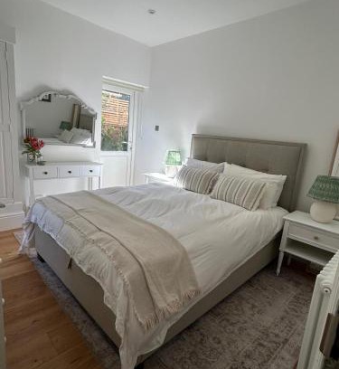 Cranleigh Bed & Breakfast | Aeolian House