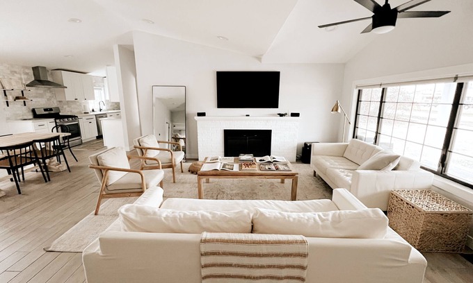Troy House | Aesthetic ranch style home with modern furnishings