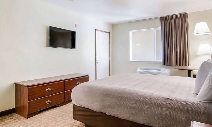 Aberdeen Hotel | Affordability Meets Comfort at GuestHouse Montesano! Free Parking, Pets Allowed
