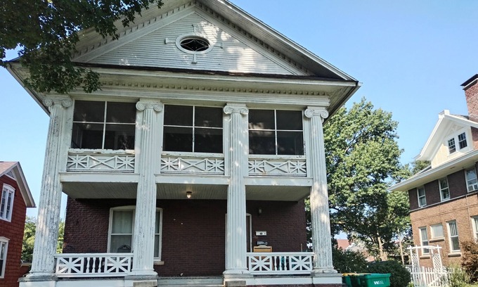 Galesburg Apartment | Affordable Accommodation, few minutes from US Postal Office, Main Street
