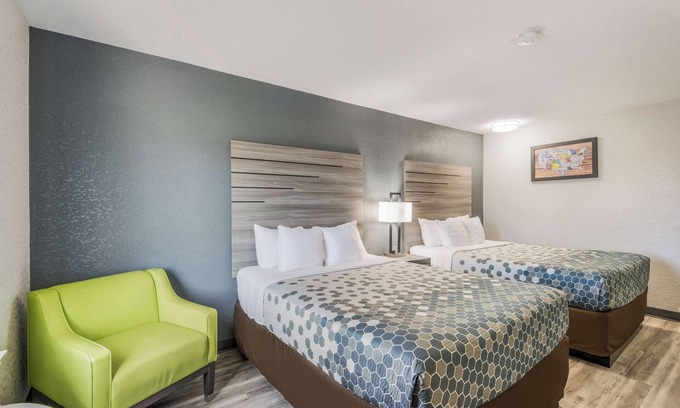 Lovington Hotel | Affordable Des Moines Room | 2 Family Ready Rooms with Free Parking