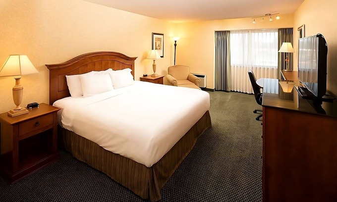 Wenatchee Hotel | Affordable Getaway! Pet-Friendly Property, Free Parking, Onsite Pool