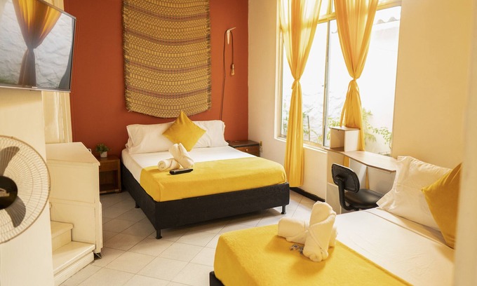 Laureles - Estadio House | AFRICAHOUSE LA 70-ESTADIO+BREAKFAST OPTION-GROUPS