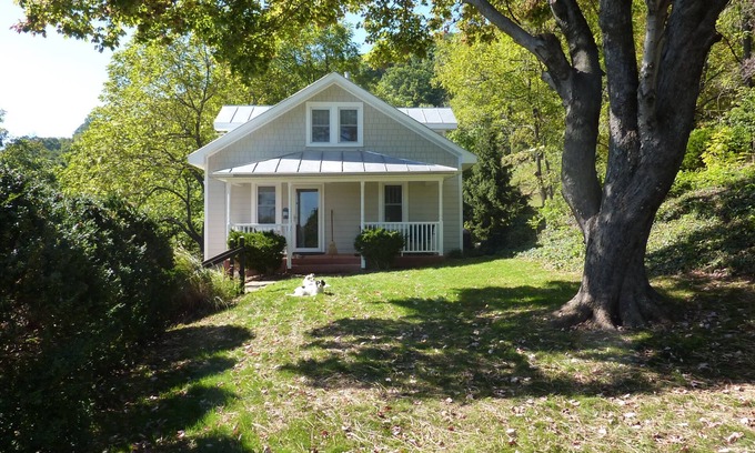 Afton House | Afton Station Cottage -Beautifully Renovated Blue Ridge Scenic Historic Setting