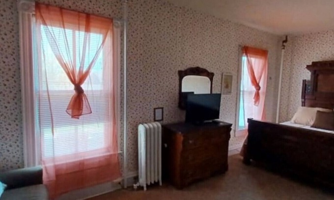 Wabasha House | AH #3 Β· AH #3 Queen Suite/SS/Shower/Fridge