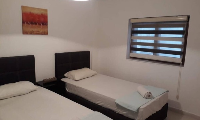 Cesme Apartment | Ailecek tatil yapabileceğiniz Çeşme merkezde denize bahçeli daire.