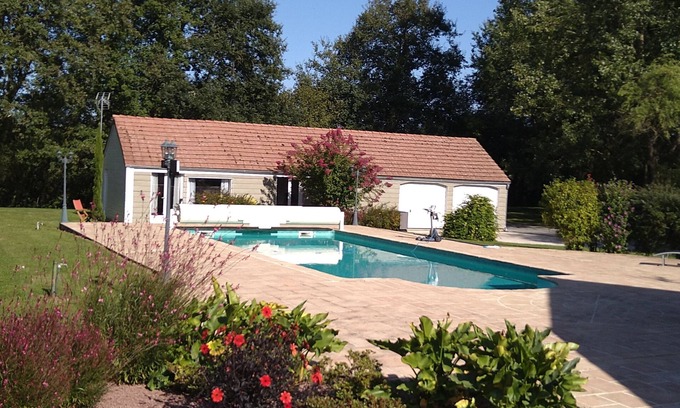 Roeze-sur-Sarthe House | Air-conditioned accommodation with heated swimming pool 20 minutes from Le Mans racetrack