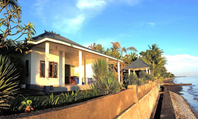 Bukti Villa | Air Sanih Beach Villa 3 Br