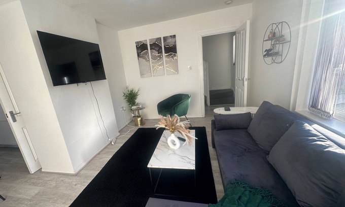 Broadheath House | Airport House - Long Stays, Near Hospital!