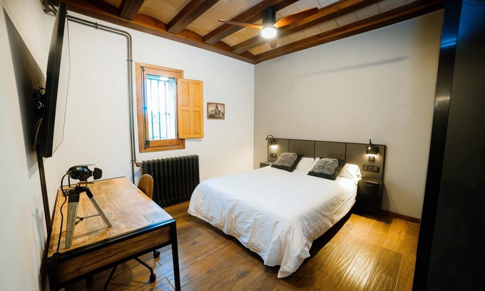 El Prat de Llobregat Cabin | Airport Suite 2 (private bathroom) 8 minutes drive from the airport