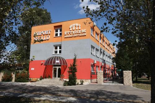Tokol Hotel | Airport Szálló