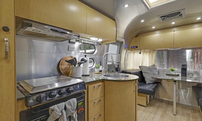 Dunsmuir Apartment | Airstream - (Magnolia)
