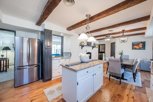 Reisterstown House | Airy & Spacious Modern Farmhouse