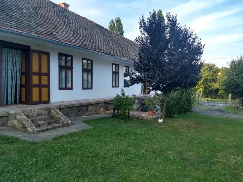 Feked House | Akác Ház
