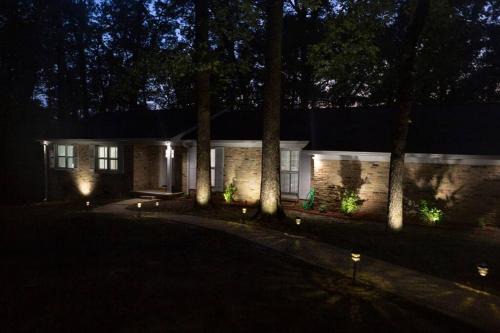 Northport House | Alabama University Events, 5 bdrm Home with Lake Access, Community Pool, Tennis, Pavilion, sleeps 14, 5 mil to Bryant-Denny Stadium