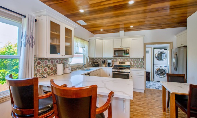 West Alameda House | Alameda 2BR 2BA house, AC, near ferry to San Francisco, 2 free parking spaces.