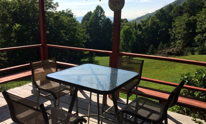 Bryson City House | Alarka Cabin Guest House With Great Mountain Sunsets And WiFi Included