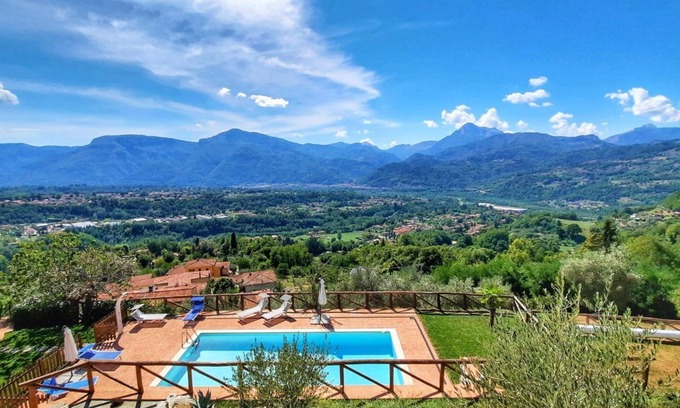 Mologno Villa | Albiano, private solar heated pool, stunning views, walk restaurant, Barga!