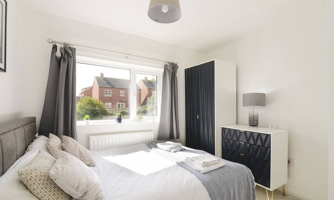 Newark upon Trent House | Alderton House - Spacious 3 Bed with Parking