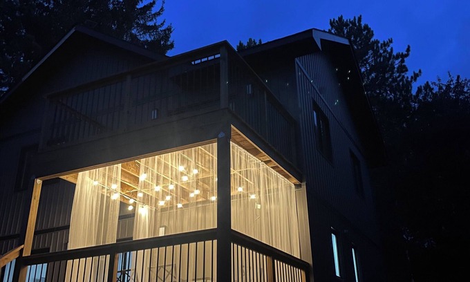 Whitney House | Algonquin Paradise. Perfect for Multi-families, near Algonquin Park + Hot Tub