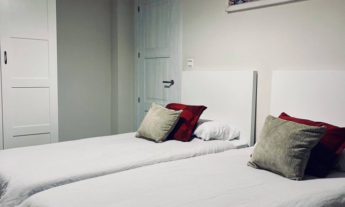 Figares Apartment | Alhamar Home spacious app. with elevator/heater