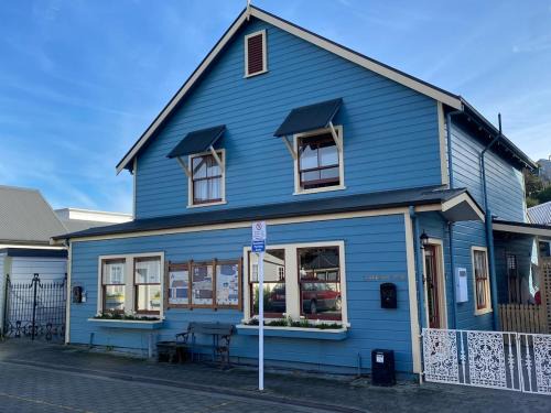 Nelson Apartment | Alice Cottage - South St Townhouse Treasure in the Heart of Nelson