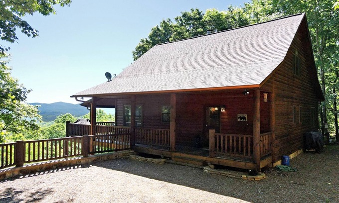 Ridges Over the Lake Cabin | All About The Views | Luxury 4 Bed, 3 Bath- Hot Tub-Great Views-Wifi