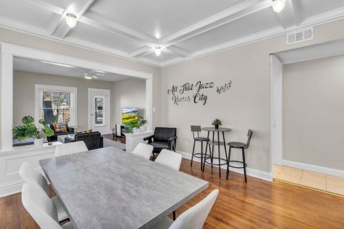 South Hyde Park Apartment | All That Jazz