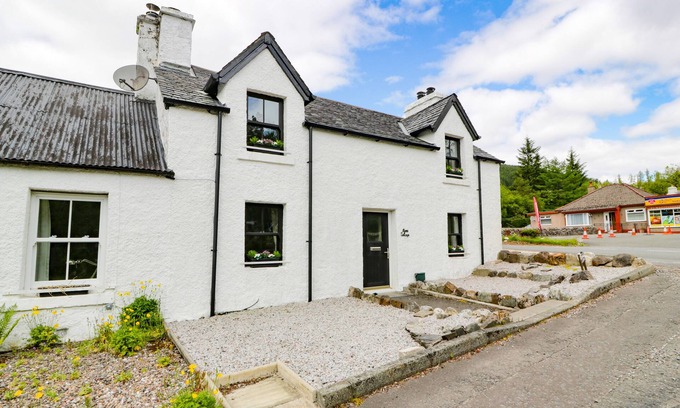 Tyndrum Cottage | ALMA COTTAGE, pet friendly, with a garden in Tyndrum