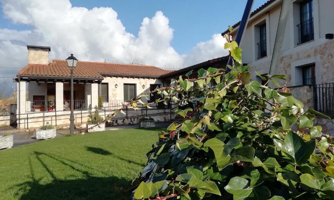 San Juan de Ortega Hotel | Alojamiento Rural La Henera