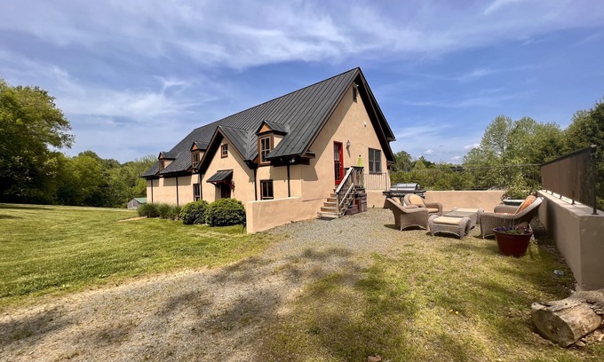 Marshall Cottage | Alpacas, Rolling Hills & Starry Nights – Peaceful 3-Bedroom Farm Retreat