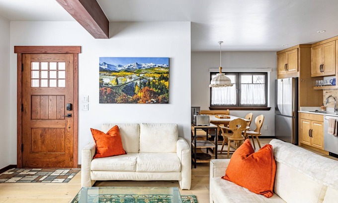 Crested Butte Ski Chalet | Alpen Edelweiss Chalet: A pet-friendly luxury apartment 5 mins. to trails & town