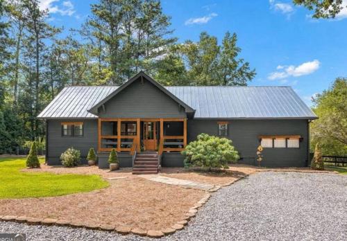 Tate House | Alpharetta Home-5Brooms-6Bds-12Guests