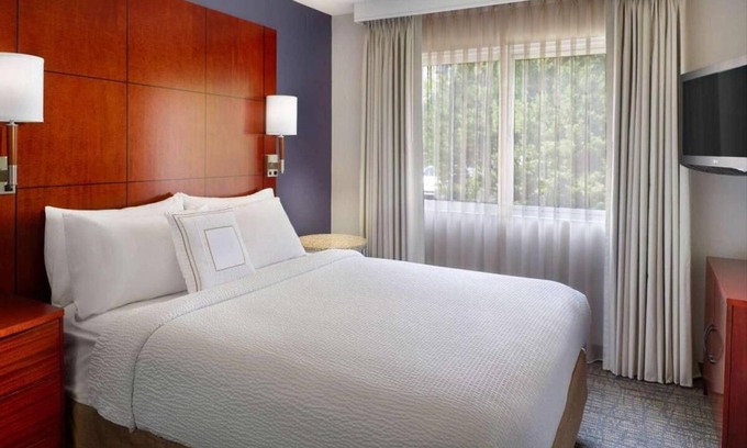 Alpharetta Apartment | Alpharetta Walk of Memories! Spacious Suite with Free Breakfast! Pet-Friendly!