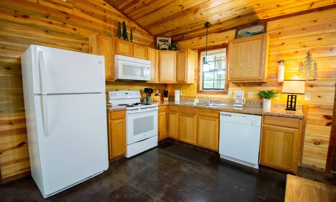 Board Camp Cabin | Alpine Lodge|18Acres|Creek|Swim|Hiking|ATV|Cabin