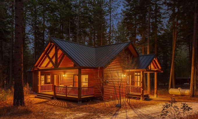 Winthrop Cabin | Alpine Woods cabin close to trails, ski in/out