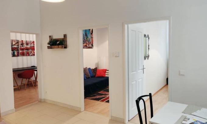Nikolsdorf Apartment | AMADEUS - tram station to the OPERA 2 mins away