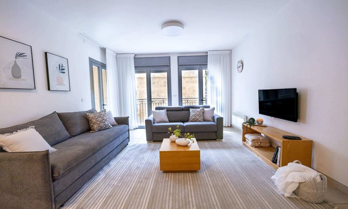 Jerusalem City Centre Apartment | Amazing 2 Bedrooms/Gym/Parking in city center
