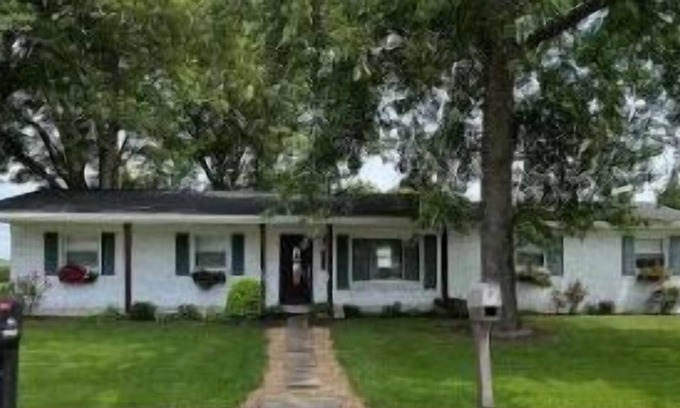 Vincennes House | Amazing 4 Bdrm House- Sleeps 10