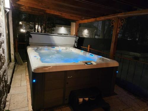 Cartierville Villa | Amazing 8BR Suites Waterview House & SPA