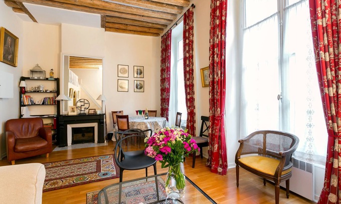 Quartier de la Place-Vendome Apartment | Amazing apartment with loft & tons of charm by The Louvre & Tuileries Garden!
