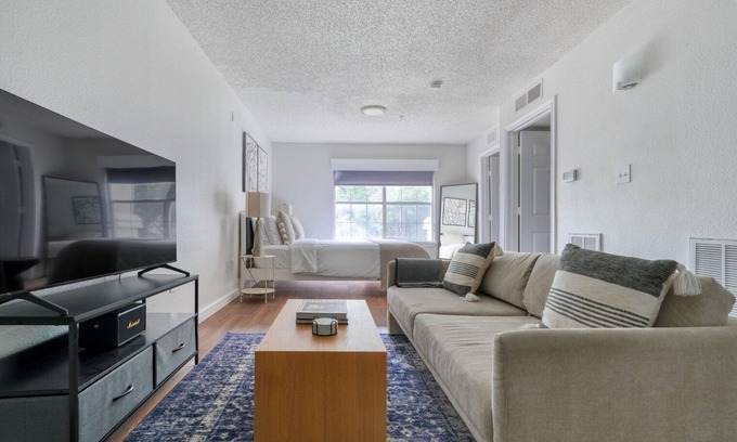 Gateway Apartment | Amazing Gateway Studio w/Gym, Pool, nr Movies, by Blueground
