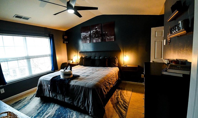 Atlanta House | Amazing Large 3 Bed house w/King Bed ; < 10 miles to DTWN
