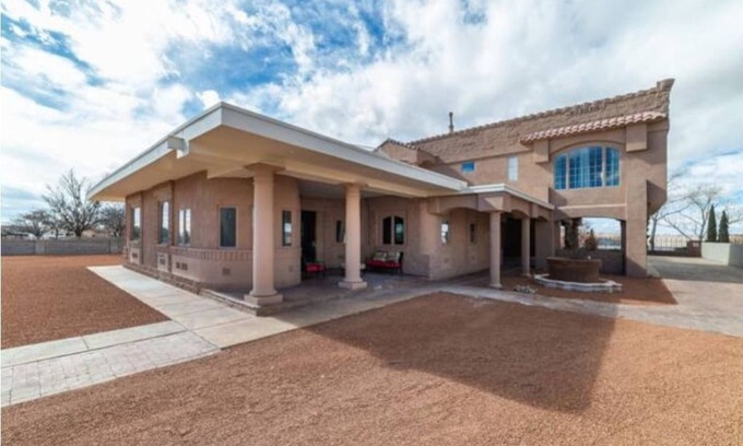 Los Lunas House | Amazing Spacious Castle House!
