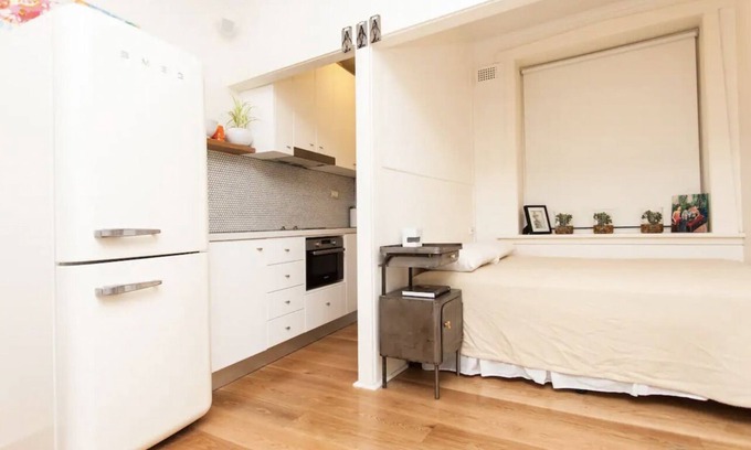 Elizabeth Bay Apartment | AMAZING STUDIO, in URBAN OASIS. Close to City,transport,Bays,the Harbour & cafes