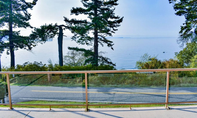 Lummi Island House | Amazing sunsets, Stunning views, beach access, cozy house, great deck