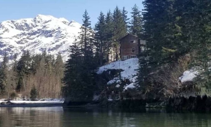 Valdez Bed & Breakfast | Amazing view of the ocean and mountains, in natural setting.
