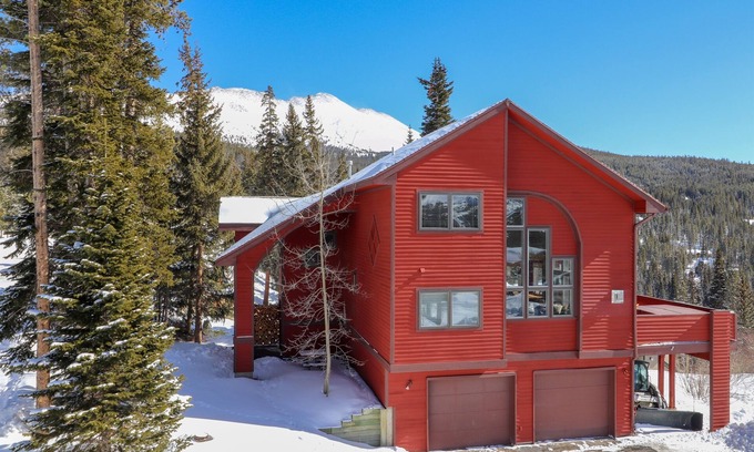 Baldy Mountain House | Amazing Views. Large Deck. 75" TV. Trampoline.