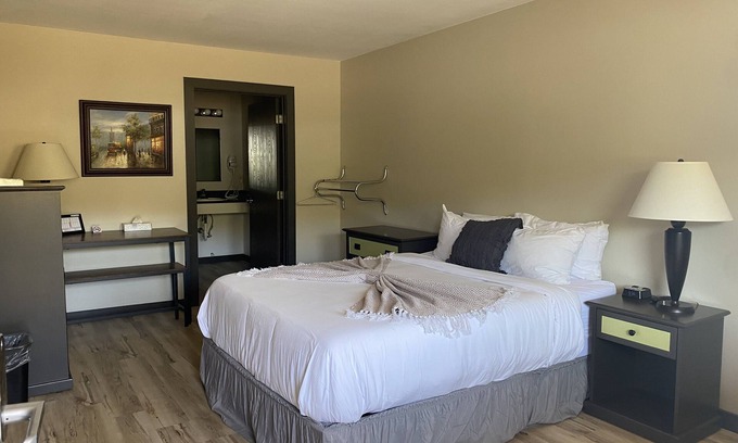 Davenport Apartment | Amazing Water Front Views In This Newly Remolded Motel Room *ADA*